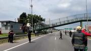 Impactante: un puente peatonal de la General Paz cayó tras ser impactado por un camión