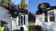 Impactante accidente: coche queda incrustado en el techo de una casa