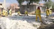 Alcalde coordina trabajos manuales para retirar el hielo en zonas afectadas por la granizada en Tarija