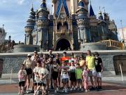 Tienen 22 hijos y viajaron a Disney World todos juntos: la inesperada multa contra la familia Radford