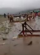 ¡El Bermejo se desbordó! Chalaneros corren a salvar sus embarcaderos(video)