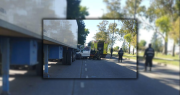 Dramático choque en La Plata: una mujer quedó atrapada tras impactar contra un camión estacionado