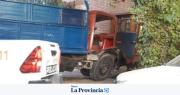 Un camión terminó incrustado en una vivienda