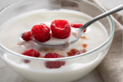 Esta parte del yogur que muchos desechan está cargada de proteínas: nutricionista española revela el secreto