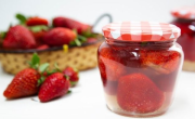 Están súper baratas y ricas: la receta de frutillas en almíbar de Paulina Cocina que la rompe