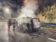 Corto circuito provoca incendio de un minibús en la autopista La Paz El Alto