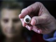 Crearon prótesis ocular que permite leer a personas con ceguera irreversible