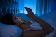Pantallas y salud visual: este hábito nocturno podría estar dañando tu vista sin que lo notes