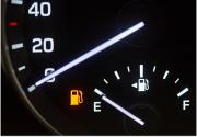 Cuánta nafta debe quedar en el tanque para volver a cargar, según expertos