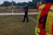 Suspendieron a un policía que sacó su arma reglamentaria en un partido