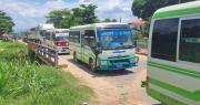 Transportistas y trabajadores de salud bloquean en El Torno y en la ruta a Camiri