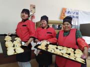 Mujeres y jóvenes alteños aprenden a elaborar masitas para Todos Santos