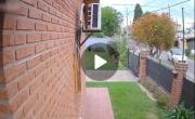 VIDEO.- Preocupa en un barrio de La Plata el rondín de un misterioso Peugeot 308