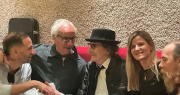 Charly García celebró su cumpleaños rodeado de fans y se reunió en un bar de Palermo con familiares y amigos