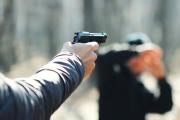 En la vereda de su casa, ladrones lo encañonaron, asaltaron y lo golpearon