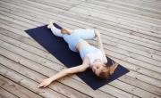 ¿Te duele la espalda baja? 5 posturas de yoga fáciles para aliviar el dolor y las tensiones