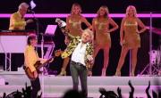 A los 80 años, Rod Stewart encendió el Movistar Arena con un show elegante y glamoroso