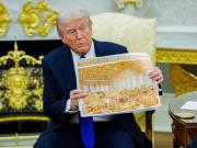 Apple, Amazon, Google: Trump muestra la lista de donantes para su salón de baile y ahora va por un Arco del Triunfo