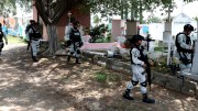 Hallan 48 bolsas con restos humanos en fosa clandestina de Guadalajara