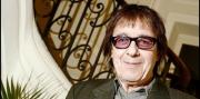 Bill Wyman, el rolling stone que cumple 89 años, se acostó con más mujeres y abusó de una menor