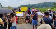 Padres bloquean la ruta nueva Cochabamba – Santa Cruz; exigen la destitución de la directora distrital de Educación de Chimoré