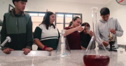 Brindis en Iglesia: el vino que hicieron estudiantes de Rodeo se lleva el oro y el reconocimiento de los enólogos