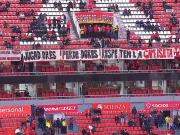 Comida para perros, silbidos y bandera contra los jugadores: así recibió su gente a Independiente