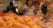 Vendedores reportan aumento en el precio del pollo en La Paz debido a la escasez de diésel