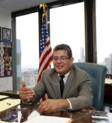 Freno a los abusos: exjuez latino de Chicago liderará la comisión federal para supervisar al ICE