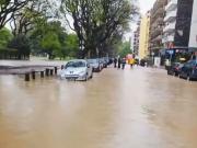 Caos de agua y descontrol en Belgrano: se rompió un caño maestro de AySA y una catarata inundó La Pampa y Ramsay