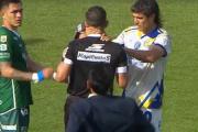Un hincha de Sarmiento entró a la cancha y agarró del cuello al árbitro después de cobrar un penal a Central