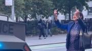 VIDEO VIRAL: Con tacones y cartera en mano mujer enfrentó a agentes de ICE en Nueva York