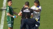 Grave: un hincha de Sarmiento se metió en la cancha y agarró del cuello al árbitro Andrés Merlos