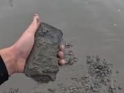 Encontró un iPhone enterrado en una playa y logró ubicar a su dueña: Pensé que nunca más lo volvería a tener
