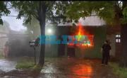 Incendio en San Carlos: un chofer de la Línea Oeste y un periodista ayudaron a rescatar a un hombre de su vivienda en llamas