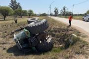 Perdió el control de un tractor y volcó en la alcantarilla de desagüe
