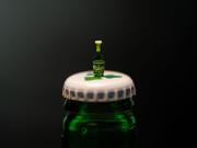 Fabricaron la botella de cerveza más pequeña del mundo: el motivo y el premio para quien supere el récord