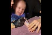Indignante: una pareja tatuó a su hijo de un año para ganar un departamento en un concurso de un influencer