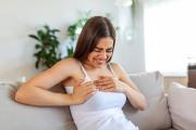 ¿Dolor en las mamas?: experta señala que no siempre está asociado con cáncer y explica la causa