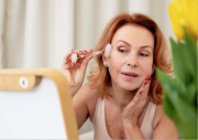 ¿Pasas los 50 años? Reconocida marca de cosmética francesa da sus consejos para cuidar la piel madura