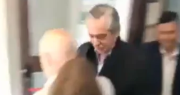 Alberto Fernández apareció, votó y salió a las apuradas: “Defendiendo la democracia”
