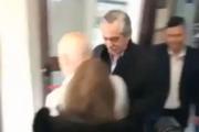 Alberto Fernández apareció, votó y salió a las apuradas: Defendiendo la democracia