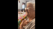 La emoción de una señora de 98 años al escuchar a Emanero se vuelve viral: “Me hace acordar a mi marido”