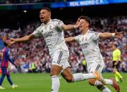 El Madrid se adueña del derbi español tras vencer 2-1 al Barcelona