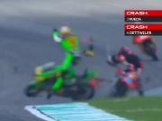 Brutal accidente en el Moto3, donde compite el argentino Perrone: el flamante campeón chocó en la vuelta previa y terminó en el hospital