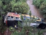 Un micro chocó contra un auto y cayó desde un puente en Misiones: identificaron a los nueve muertos