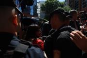 Dos periodistas agredidos en plena elección: un policía tildó de negra de mier a una trabajadora de prensa