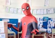 Blooper, facturas, picadas, gritos y Spider-Man: las perlitas que dejó una jornada electoral bien argentina