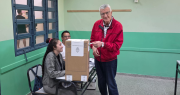 José Luis Gioja votó con la tradicional campera roja y aseguró: “Hay que votar con esperanza, no con bronca”