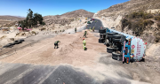 Cisterna boliviana con más de 20.000 litros de gasolina se accidenta en Chile